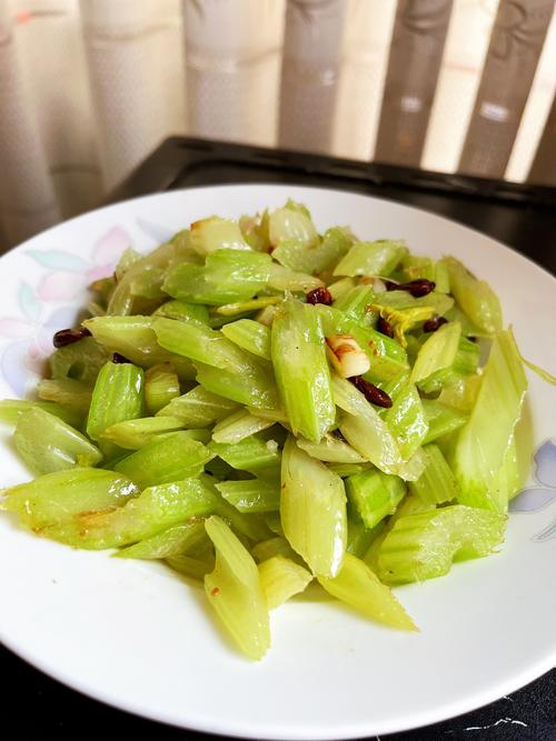 芹菜的做法（家常炒芹菜的做法）